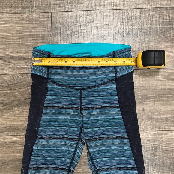 Lululemon Crop | Size 4 - Picture 7 of 8